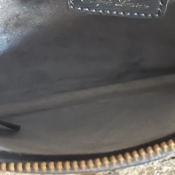 Ralph Lauren genuine leather cross body bag. - Picture 6 of 10